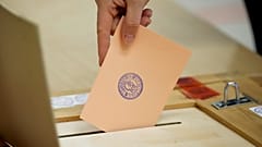 Uma mulher vota numa mesa de voto durante as eleições presidenciais em Espoo, Finlândia, no domingo, 11 de fevereiro de 2024.