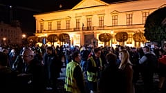 Hunderte Demonstranten sammelten sich vor dem Präsidentenpalast in Budapest, um den Rücktritt von Staatspräsidentin Katalin Novák zu feiern.