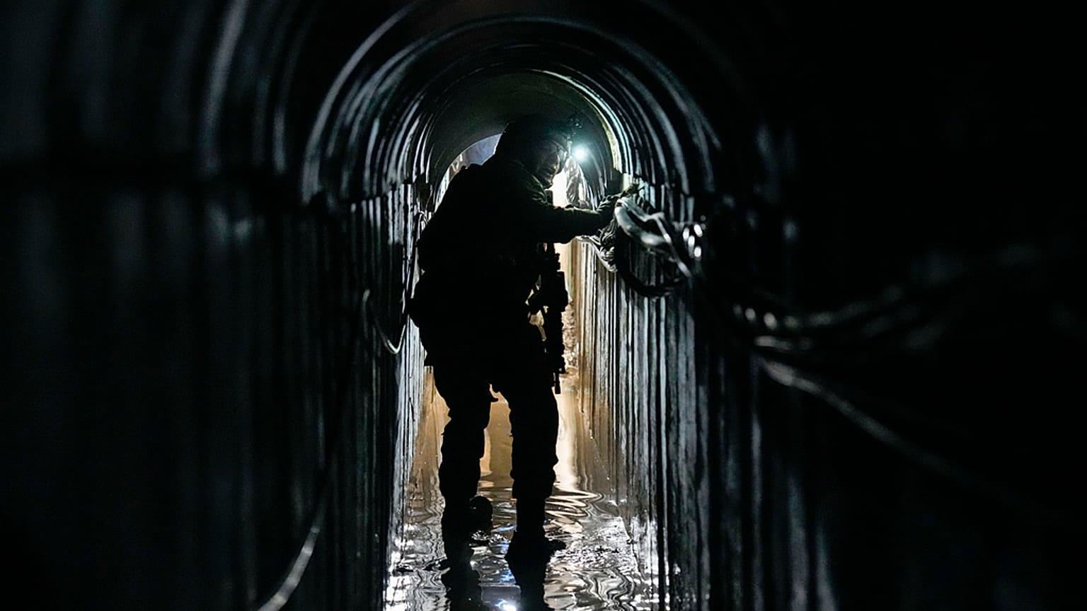 Oberstleutnant Ido, dessen Nachname vom Militär geschwärzt wurde, geht durch einen Tunnel unter dem UNRWA-Gelände, wo das Militär Tunnel im Hauptquartier entdeckt hat
