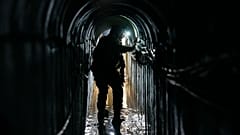 Oberstleutnant Ido, dessen Nachname vom Militär geschwärzt wurde, geht durch einen Tunnel unter dem UNRWA-Gelände, wo das Militär Tunnel im Hauptquartier entdeckt hat