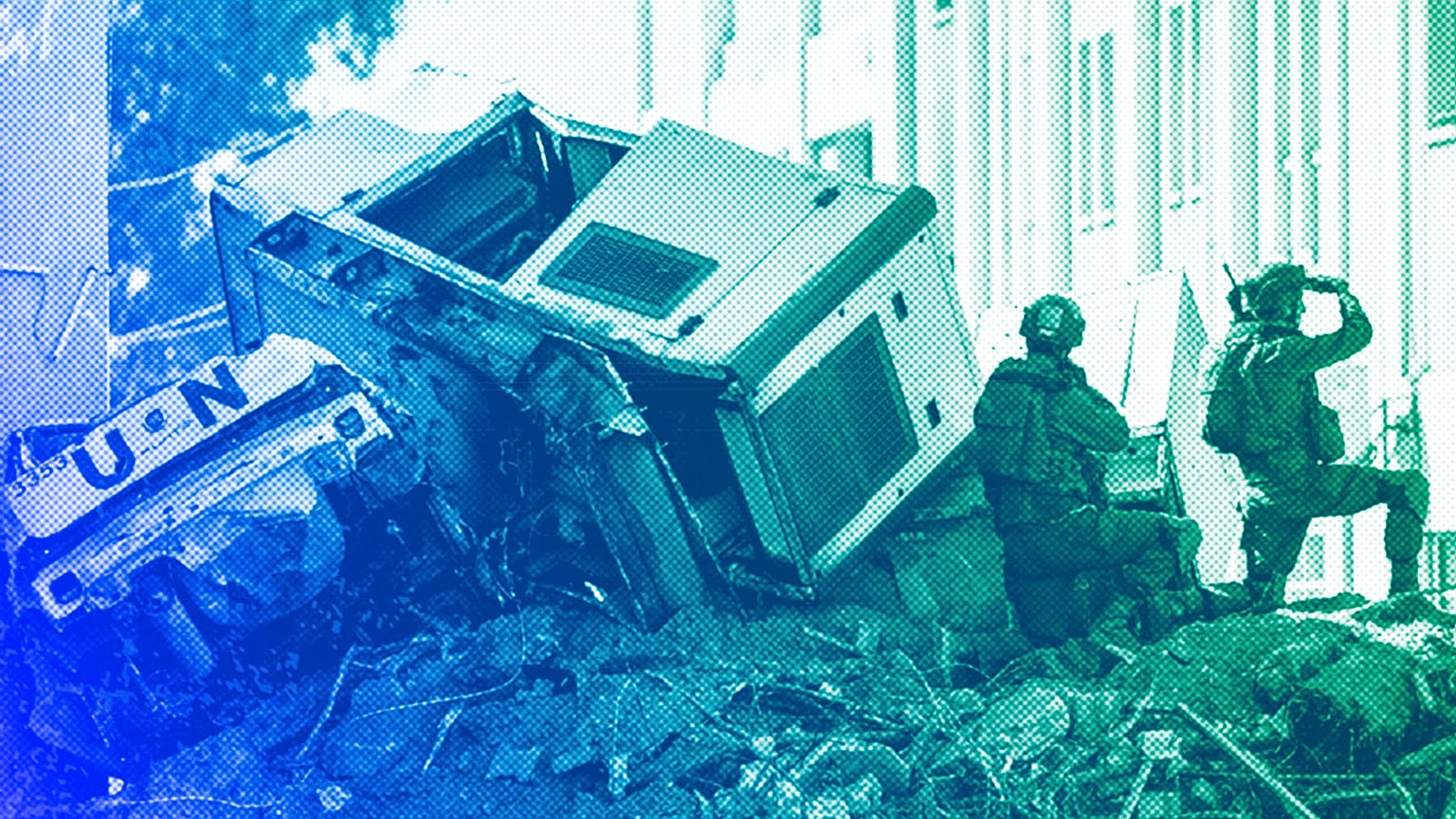 Des soldats israéliens prennent position à côté de véhicules de l'ONU froissés, perchés de façon précaire sur des débris de bâtiments dans le complexe de l'UNRWA, à Gaza, février 2024.