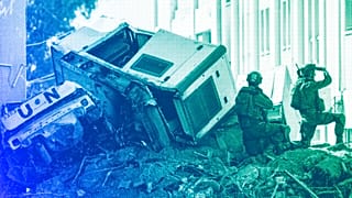 Israelische Soldaten beziehen Stellung neben zerstörten UN-Fahrzeugen, die auf dem UNRWA-Gelände in Gaza prekär auf Gebäudetrümmern thronen, Februar 2024