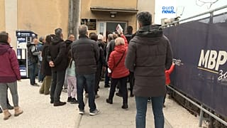 Colas en las comisarías de Macedonia del Norte para cambiar el pasaporte