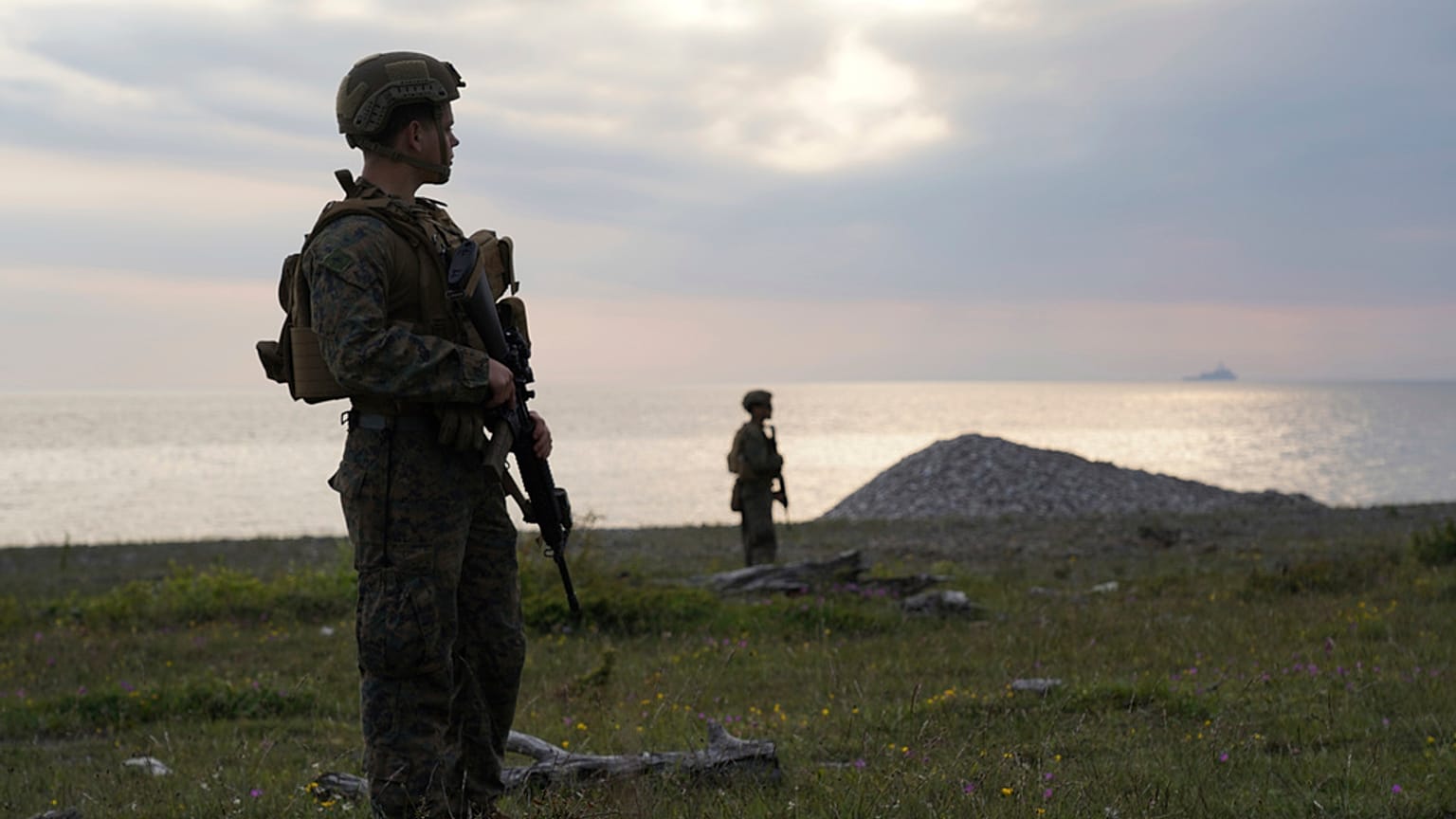 DOSSIER - Des troupes américaines sur la plage de Gotland après un exercice de débarquement amphibie, dans le cadre de l'exercice militaire annuel BALTOPS en mer Baltique à Tofta, Gotland, Suède, le mercredi 7 juin 2022.
