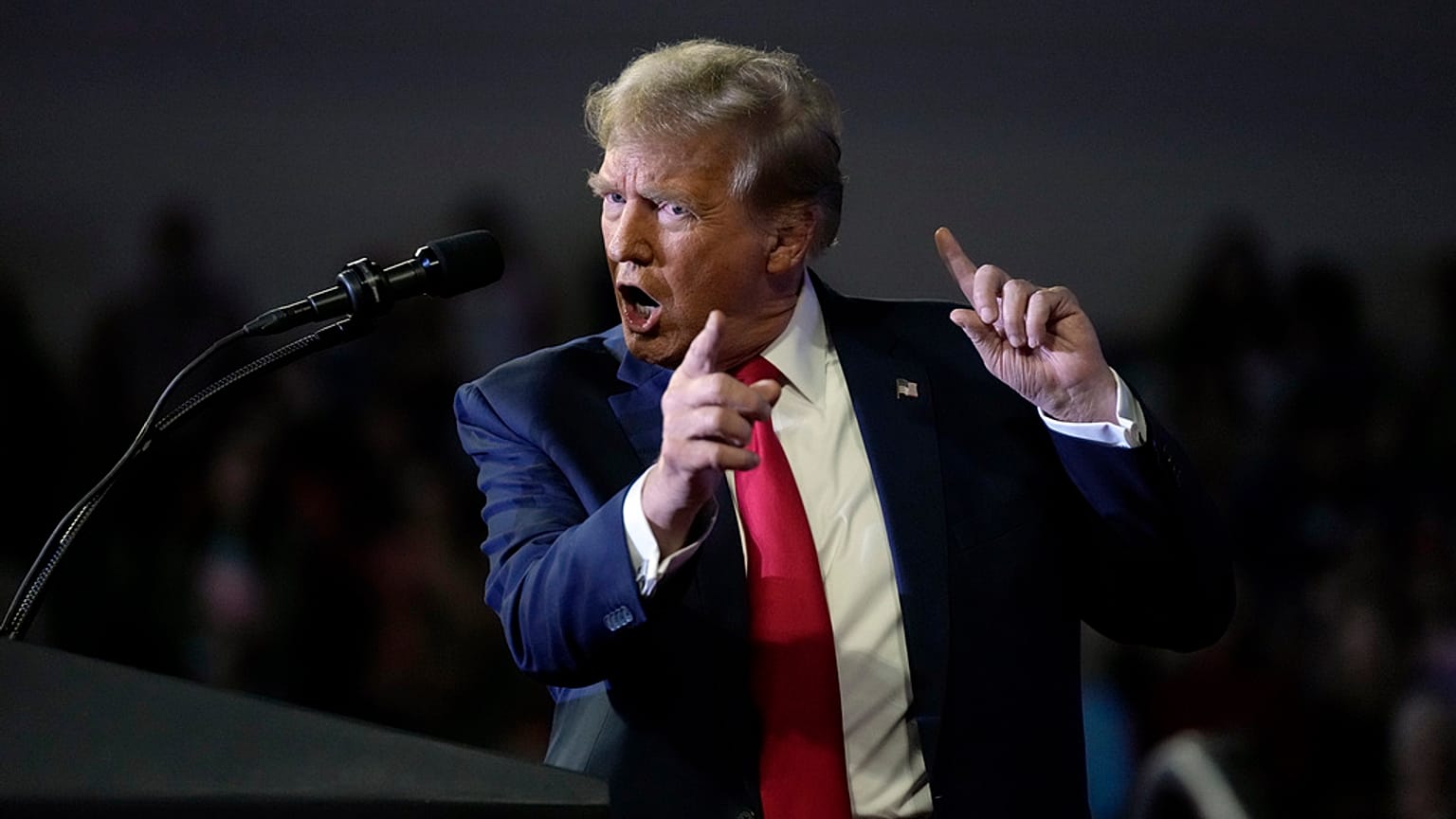 Il candidato repubblicano alle presidenziali, l'ex presidente Donald Trump, parla durante un comizio di Get Out The Vote alla Coastal Carolina University di Conway, S.C., sabato 10 febbraio 2024.