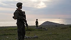 DOSSIER - Des troupes américaines sur la plage de Gotland après un exercice de débarquement amphibie, dans le cadre de l'exercice militaire annuel BALTOPS en mer Baltique à Tofta, Gotland, Suède, le mercredi 7 juin 2022.