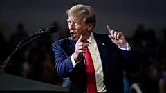 Der republikanische Präsidentschaftskandidat und ehemalige Präsident Donald Trump spricht auf einer "Get Out The Vote"-Kundgebung an der Coastal Carolina University in Conway, S.C., Samstag, 10. Februar 2024.