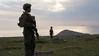 FILE - Американские войска на пляже Готланда после учений по высадке десанта в рамках ежегодных военных учений BALTOPS на Балтийском море в Тофта, Готланд, Швеция, в среду, 7 июня 2022 года.
