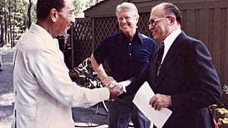 Jimmy Carter amerikai, Anvar Szadat egyiptomi elnök és Menahem Begin izraeli miniszterelnök Camp Davidben 1978-ban