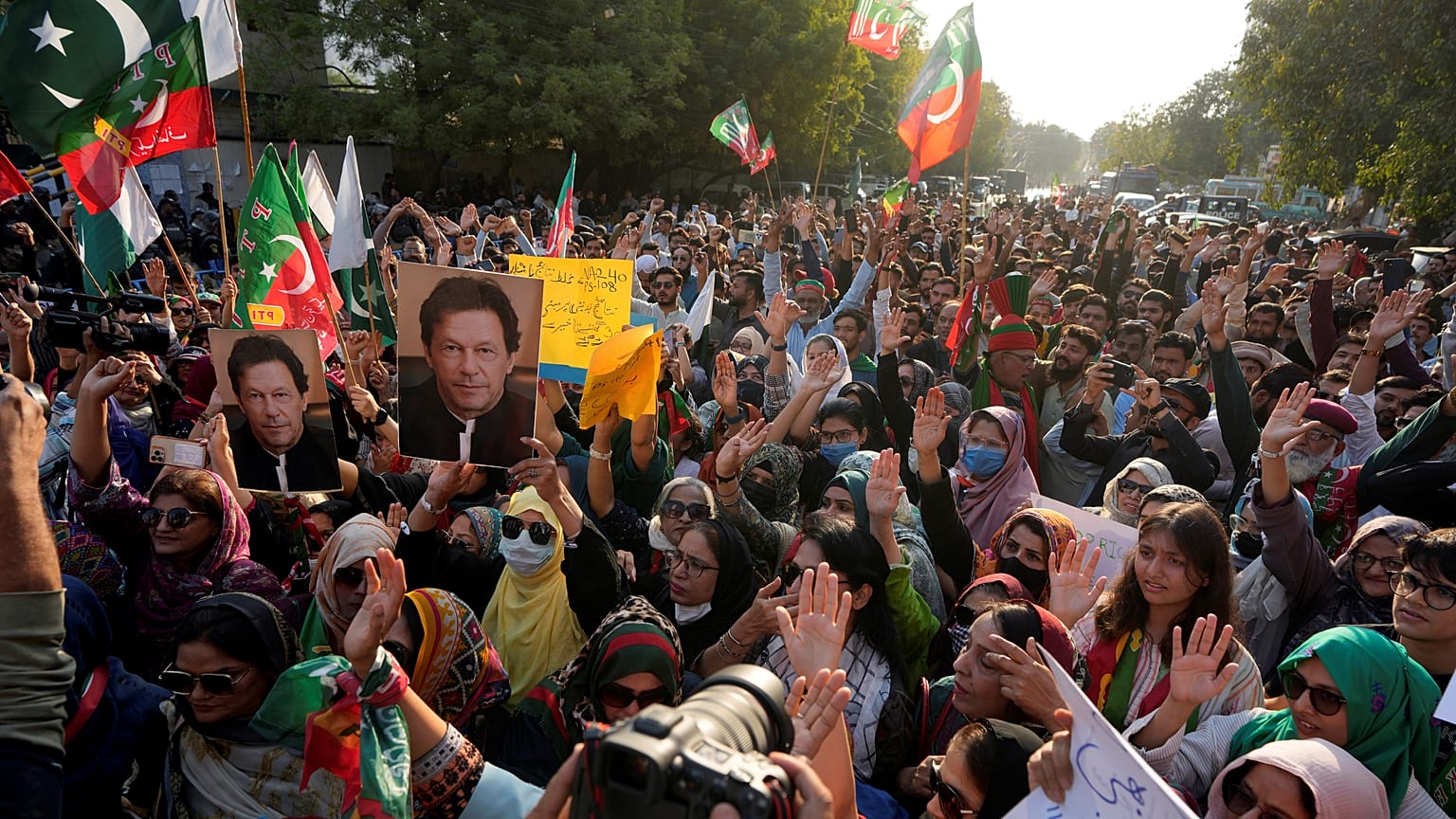 أنصار عمران خان يحملون صورته