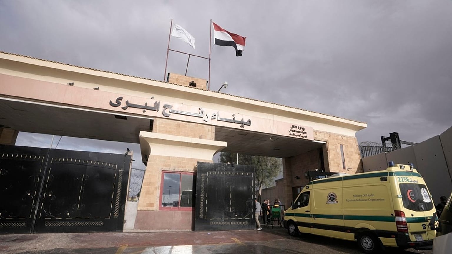 پرچم مصر در گذرگاه مرزی رفح