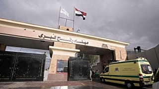 پرچم مصر در گذرگاه مرزی رفح