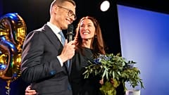 Alexander Stubb ünnepli győzelmét feleségével 2024. február 11-én Helsinkiben