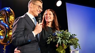 Alexander Stubb ünnepli győzelmét feleségével 2024. február 11-én Helsinkiben