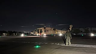 A Rafahban kiszabadított két túszt szállító izraeli helikopter 2024. február 12-én