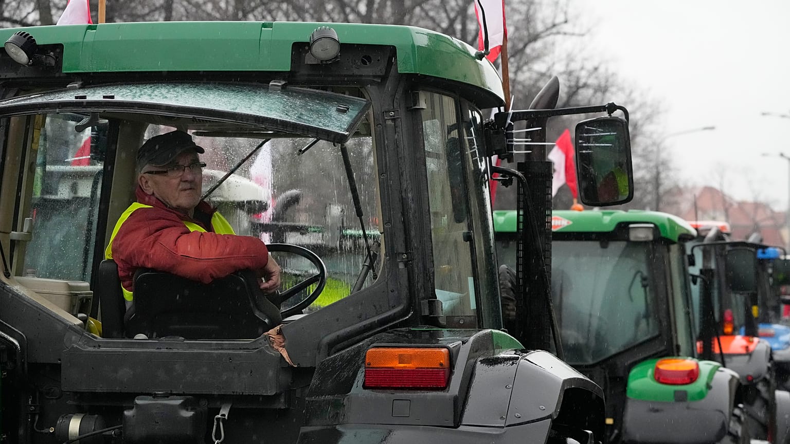 En colère contre la politique agraire de l'UE et les importations de produits ukrainiens bon marché, les agriculteurs polonais manifestent à Poznan, le 9 février 2024.