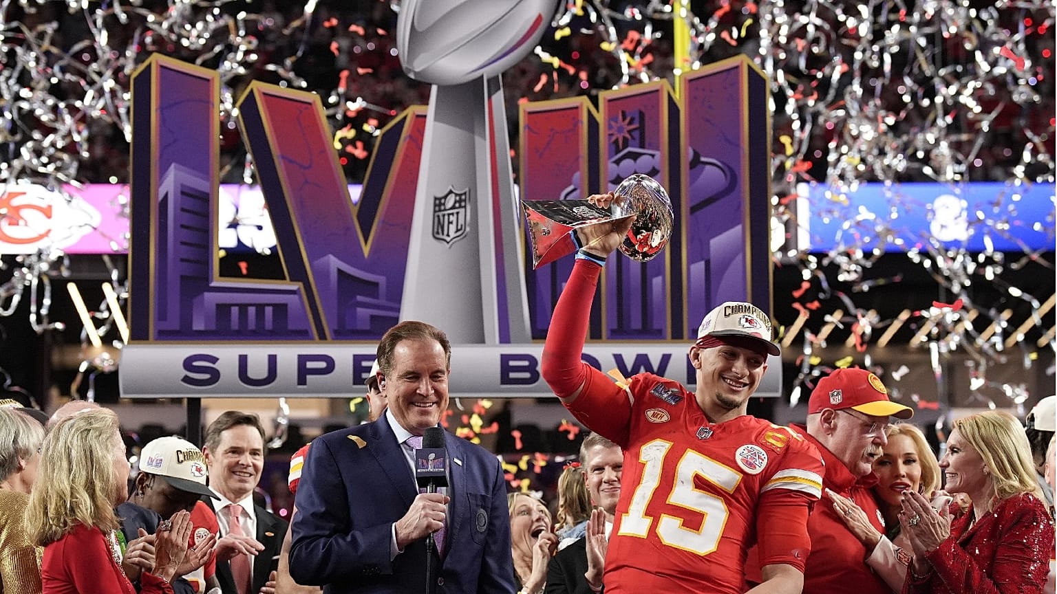 A Kansas City Chiefs irányítója, Patrick Mahomes kezében a Lombardi-trófea