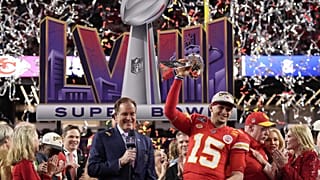 A Kansas City Chiefs irányítója, Patrick Mahomes kezében a Lombardi-trófea