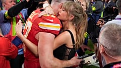 Taylor Swift abraza a su pareja, el jugador de Kansas City Chiefs, Travis Kelce, en la final de Super Bowl