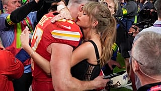 Taylor Swift abraza a su pareja, el jugador de Kansas City Chiefs, Travis Kelce, en la final de Super Bowl