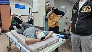 مريض داخل مستشفى الأقصى