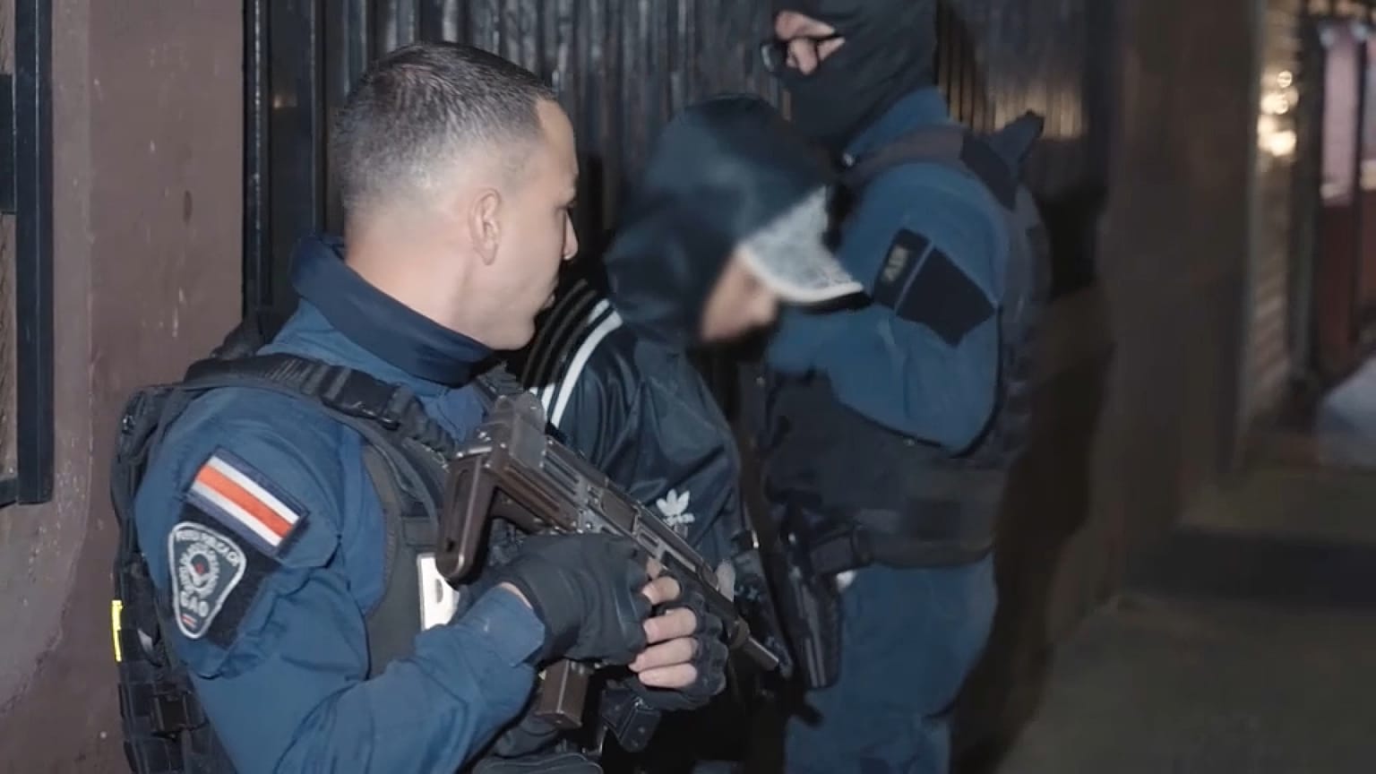 Die Polizei versucht in den Armenvierteln Costa Ricas Drogenhändler aufzuspüren.