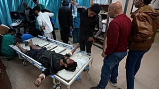 فلسطينيون أصيبوا في القصف الإسرائيلي لقطاع غزة يتلقون العلاج في مستشفى في دير البلح، غزة، 10 فبراير، 2024.