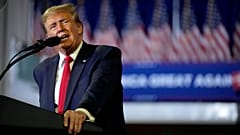 Der republikanische Präsidentschaftskandidat und ehemalige Präsident Donald Trump spricht auf einer "Get Out The Vote"-Kundgebung an der Coastal Carolina University in Conway, S.C., Samstag, 10. Februar 2024. 