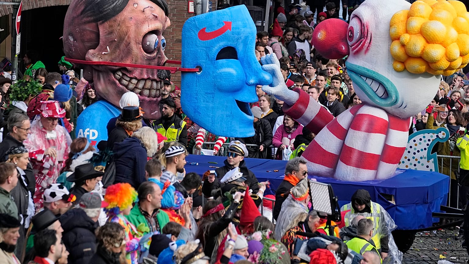Imagen de una carroza de carnaval y de multitud de ciudadanos que disfrutan de los festejos estos días en las ciudades europeas.
