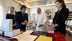 Milei, Arjantinli Papa Francis'e en sevdiği kurabiyelerden hediye etti