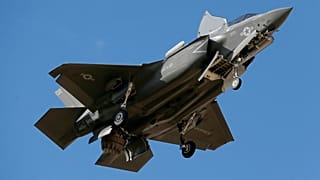 Un F-35B che decolla dalla base militare statunitense Luke Air Force Base