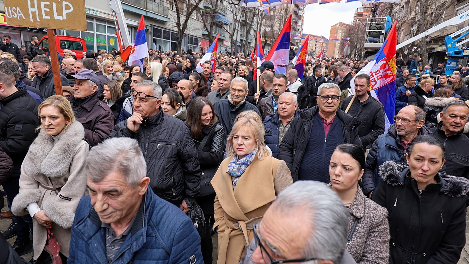 Манифестанты в Северной Митровице - проти отмены сербского динара. 12 февраля 2024 г.