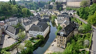 La prohibición de mendigar en las calles comerciales y parques de Luxemburgo se ha introducido recientemente entre protestas y reacciones en contra.