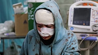 فلسطينية مصابة جراء القصف الإسرائيلي على رفح