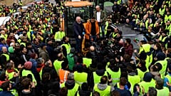 Agricultores con sus tractores asisten a una protesta en Pamplona, norte de España, el viernes 9 de febrero de 2024.