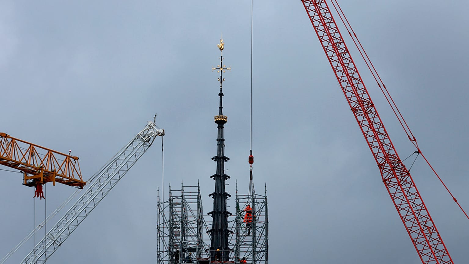 Die Turmspitze der Notre Dame ist endlich wieder zu sehen. 