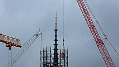 Die Turmspitze der Notre Dame ist endlich wieder zu sehen. 