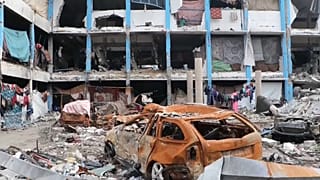 مدرسة مُدمرة تؤوي الآن العائلات النازحة.