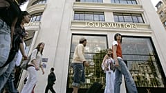 Carrinhos de bebé passam pela loja Louis Vuitton nos Campos Elíseos, em Paris