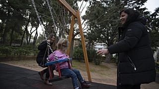 ΟΙ ΚΥΡΙΕΣ ΓΚΟΤΣΟΠΟΥΛΟΥ ΚΑΙ ΚΟΤΣΥΦΗ ΜΕ ΤΗΝ ΚΟΡΗ ΤΟΥΣ ΑΡΙΑΔΝΗ