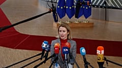 Kaja Kallas spricht mit den Journalisten nach dem EU-Gipfel in Brüssel.