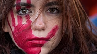 Una donna durante la manifestazone per la Giornata internazionale per l'eliminazione della violenza contro le donne, Milano, 25 novembre 2023