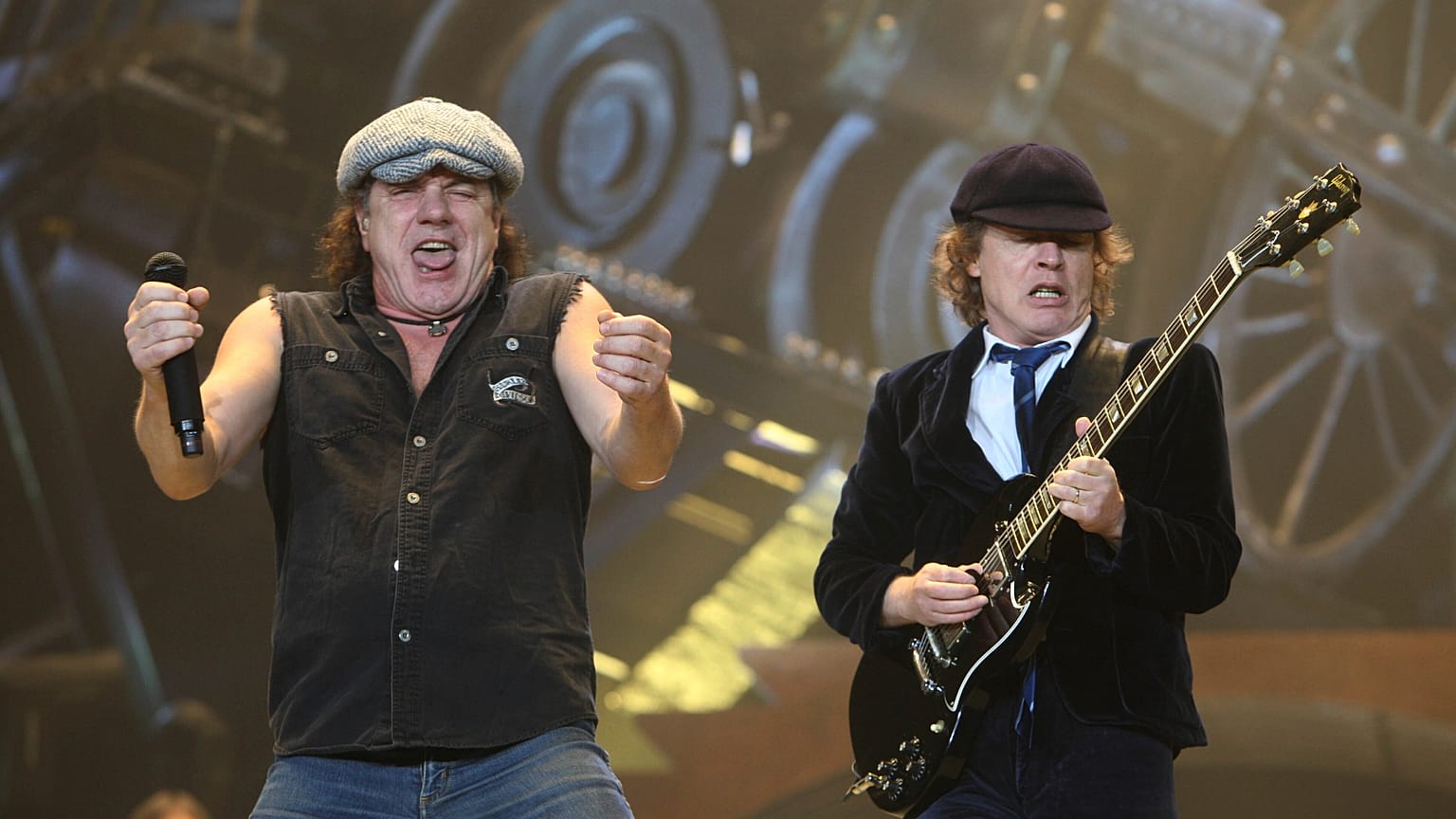 Брайан Джонсон (слева) и Ангус Янг (справа) из группы AC/DC выступают на Oracle Arena в Окленде, Калифорния, вторник, 2 декабря 2008 года.