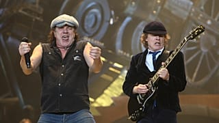 Brian Johnson (izquierda) y Angus Young (derecha) de AC/DC actúan en el Oracle Arena de Oakland, California, el martes 2 de diciembre de 2008.