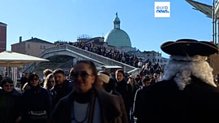 Die Gassen Venedigs sind rappelvoll mit Feiernden.