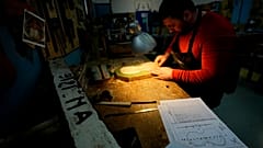 Häftlinge bauen aus dem Holz neue Boote