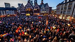 Un rassemblement devant l'hôtel de ville de Francfort  contre l'AfD et l'extrémisme de droite dans le Rhin-Main, en Allemagne, lundi 5 février 2024.
