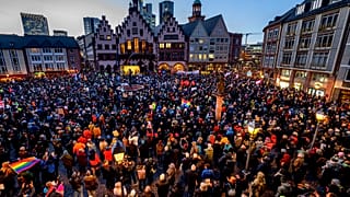 Un rassemblement devant l'hôtel de ville de Francfort contre l'AfD et l'extrémisme de droite dans le Rhin-Main, en Allemagne, lundi 5 février 2024.