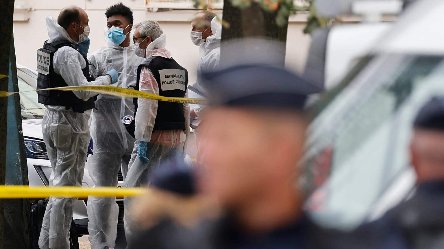 عناصر من الشرطة الفرنسية أمام مدرسة شهدت حادث إطلاق نار