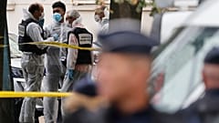 عناصر من الشرطة الفرنسية أمام مدرسة شهدت حادث إطلاق نار